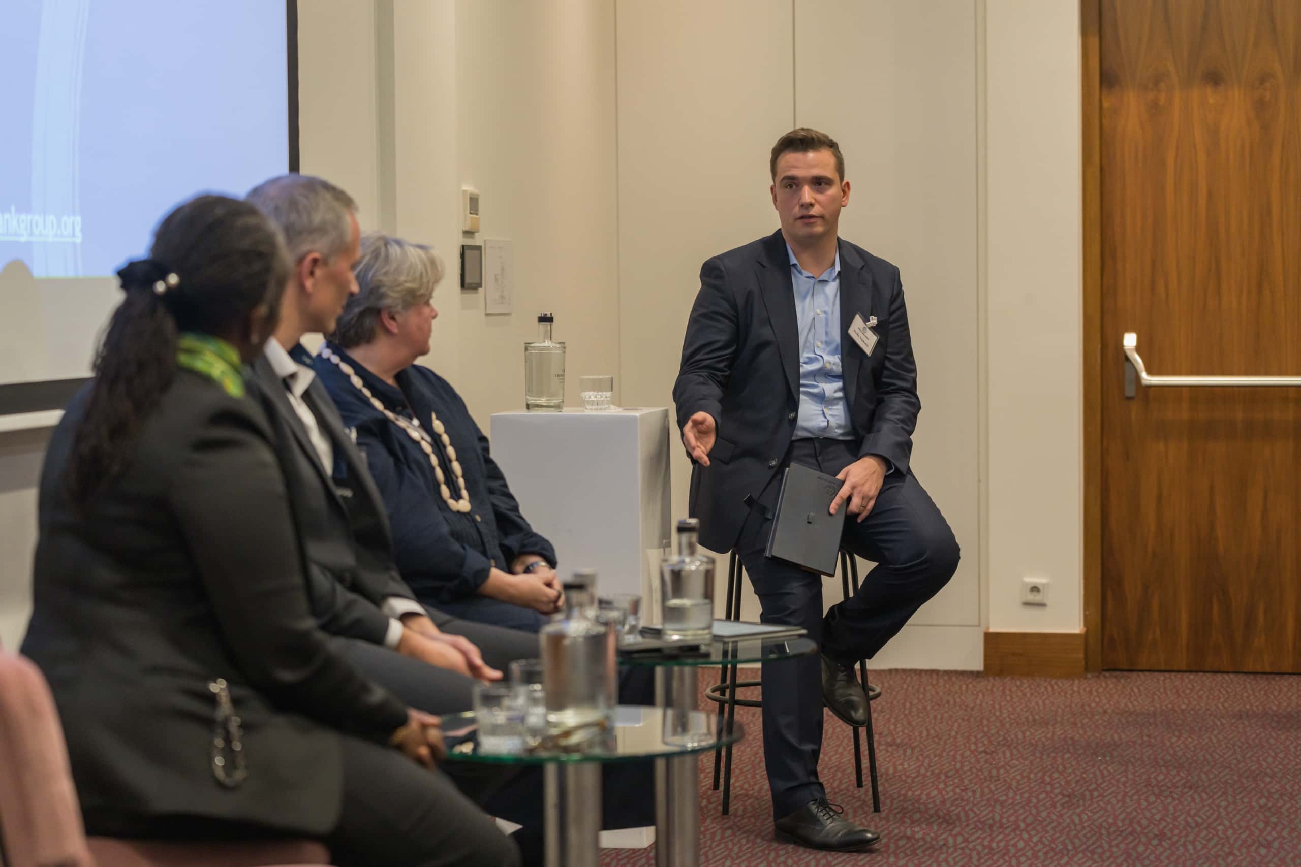 Foto van het panel in gesprek