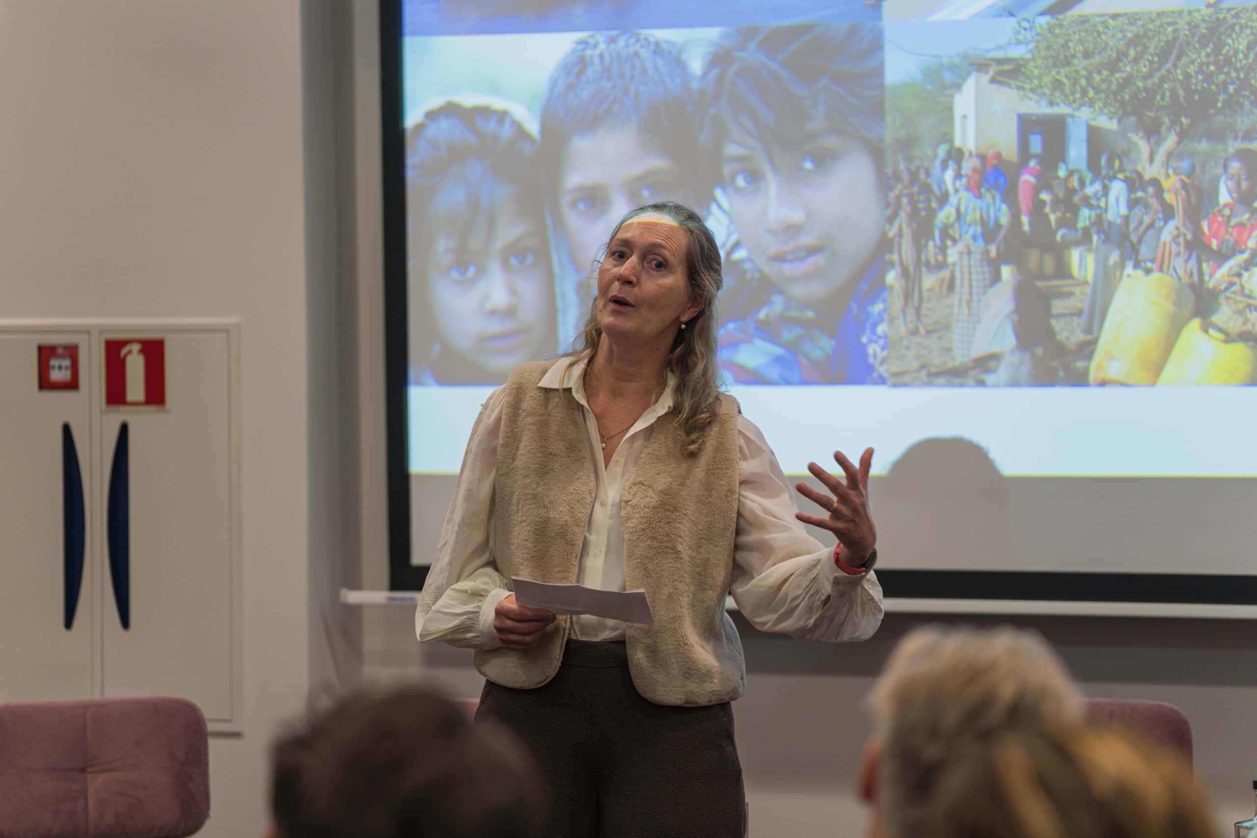 Anita Conijn spreekt voor het publiek