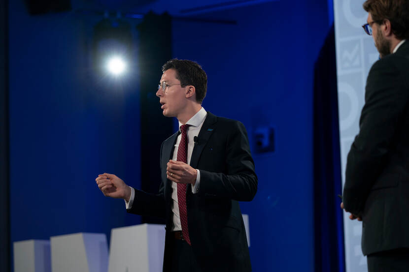 Marijn Bolhuis geeft een presentatie tijdens een event