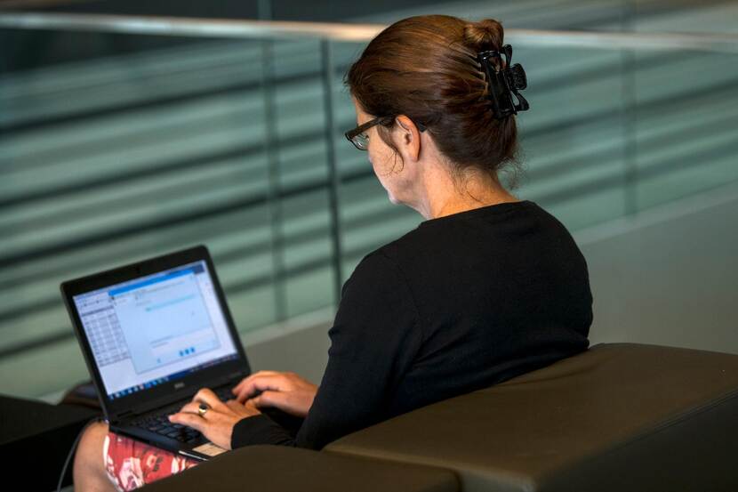 vacatures zoeken op laptop